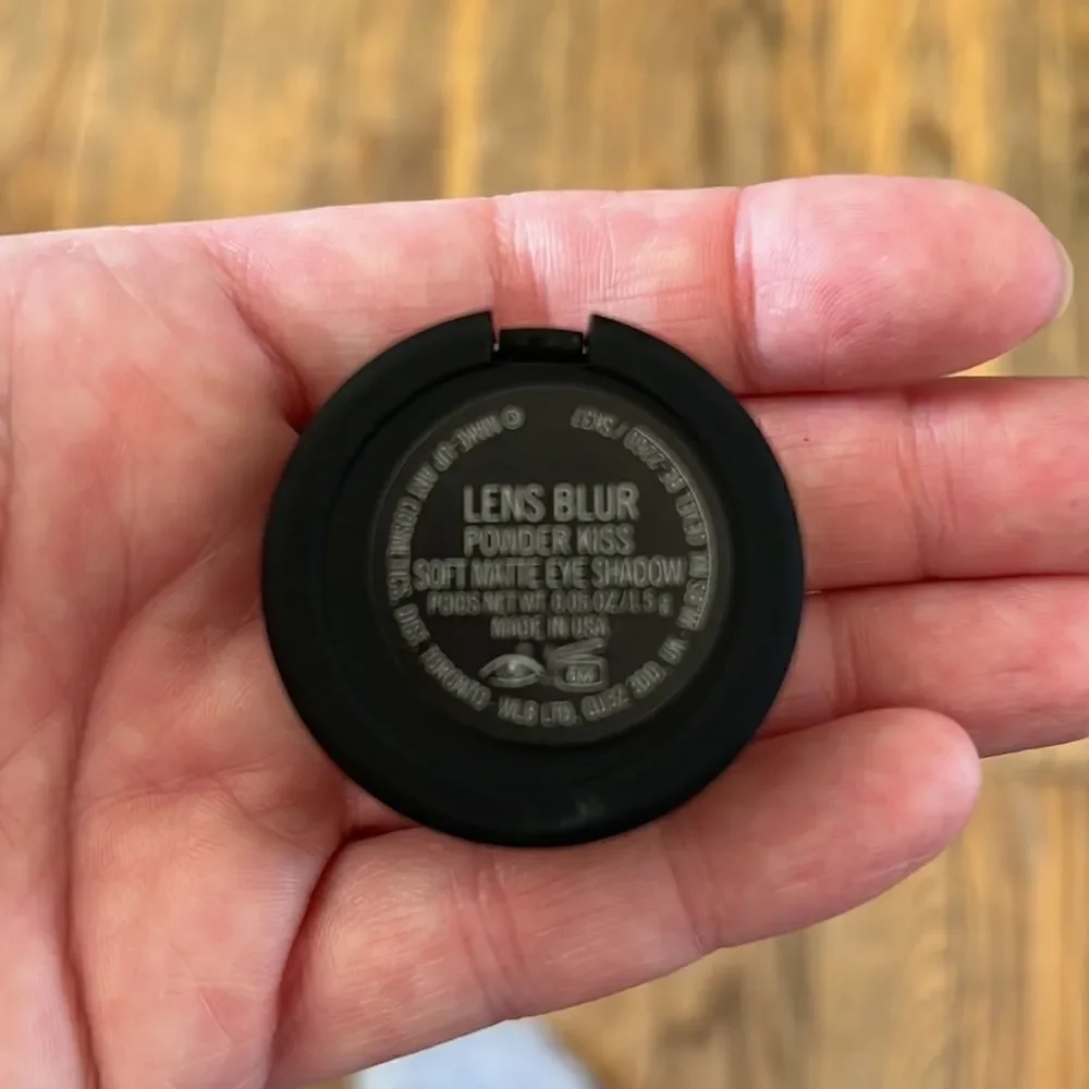 Mac Powder Kiss Soft Matte Eyeshadow Lens Blur